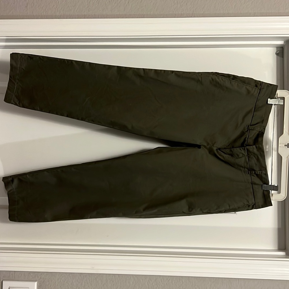 Kut From the Kloth Cropped Pant. Olive color. Size 8